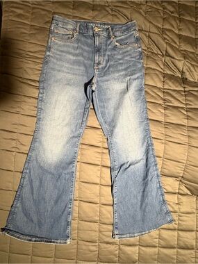 American Eagle Curvy Super High Rise Flare Jeans in Medium Blue Wash